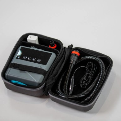 pompe &eacute;lectrique rang&eacute; dans le sac avec les accessoires